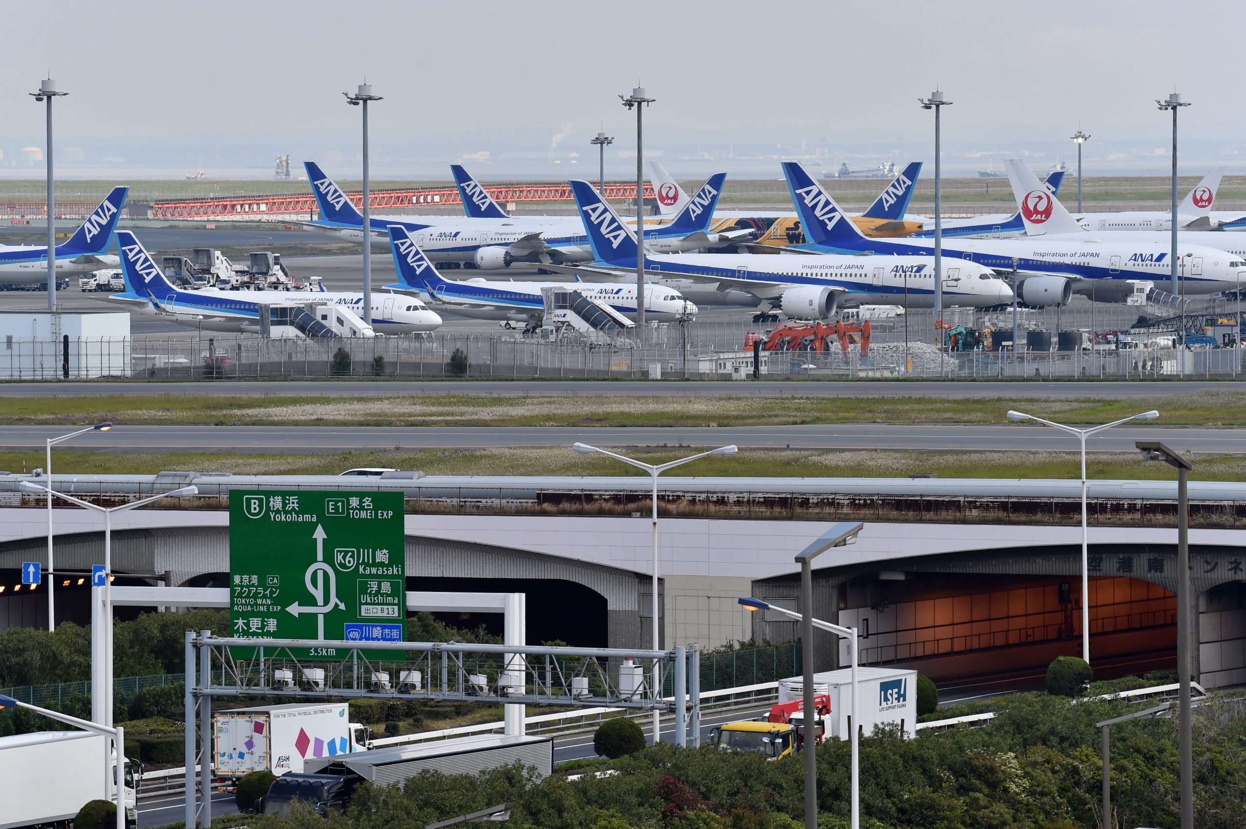 Japan considers cutting airport usage fees by about 50%｜Arab News Japan