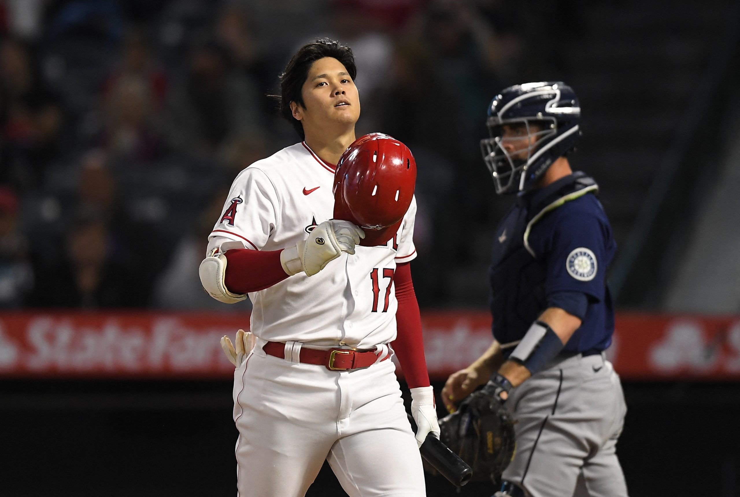 Mariners walk Ohtani in 9th, hold off Angels to keep pace