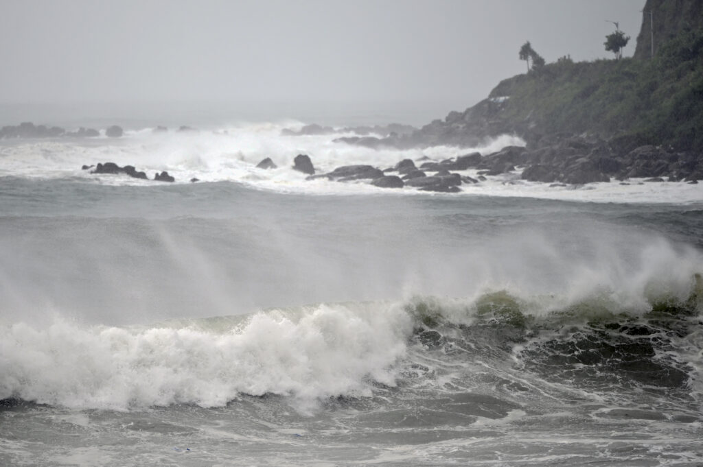 Approaching typhoon continues to affect transportation in Japan｜Arab ...