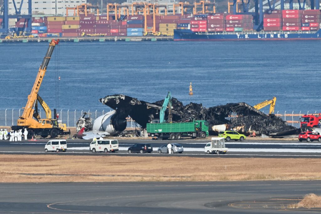 Crews Begin Clearing Plane Wreckage From Japan Runway Collision｜arab