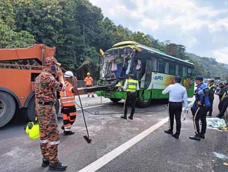 Bus accident in Malaysia leaves 1 Japanese tourist dead｜Arab News Japan