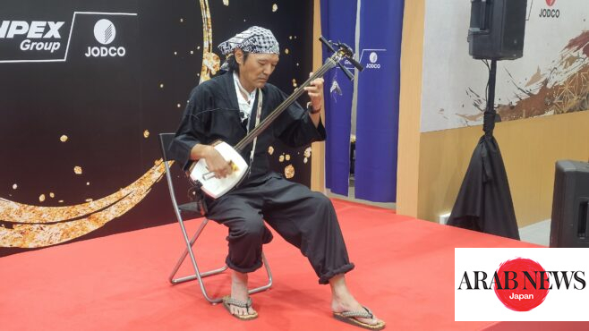 Shamisen player embracing the traditional Japanese instrument｜Arab News Japan