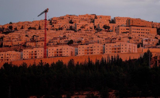2020年11月12日に撮影された写真は、イスラエルが編入したエルサレム東部地区のユダヤ人居住区、ラマット・シュロモで進行中の建設工事の様子を示している。(ファイル/AFP)