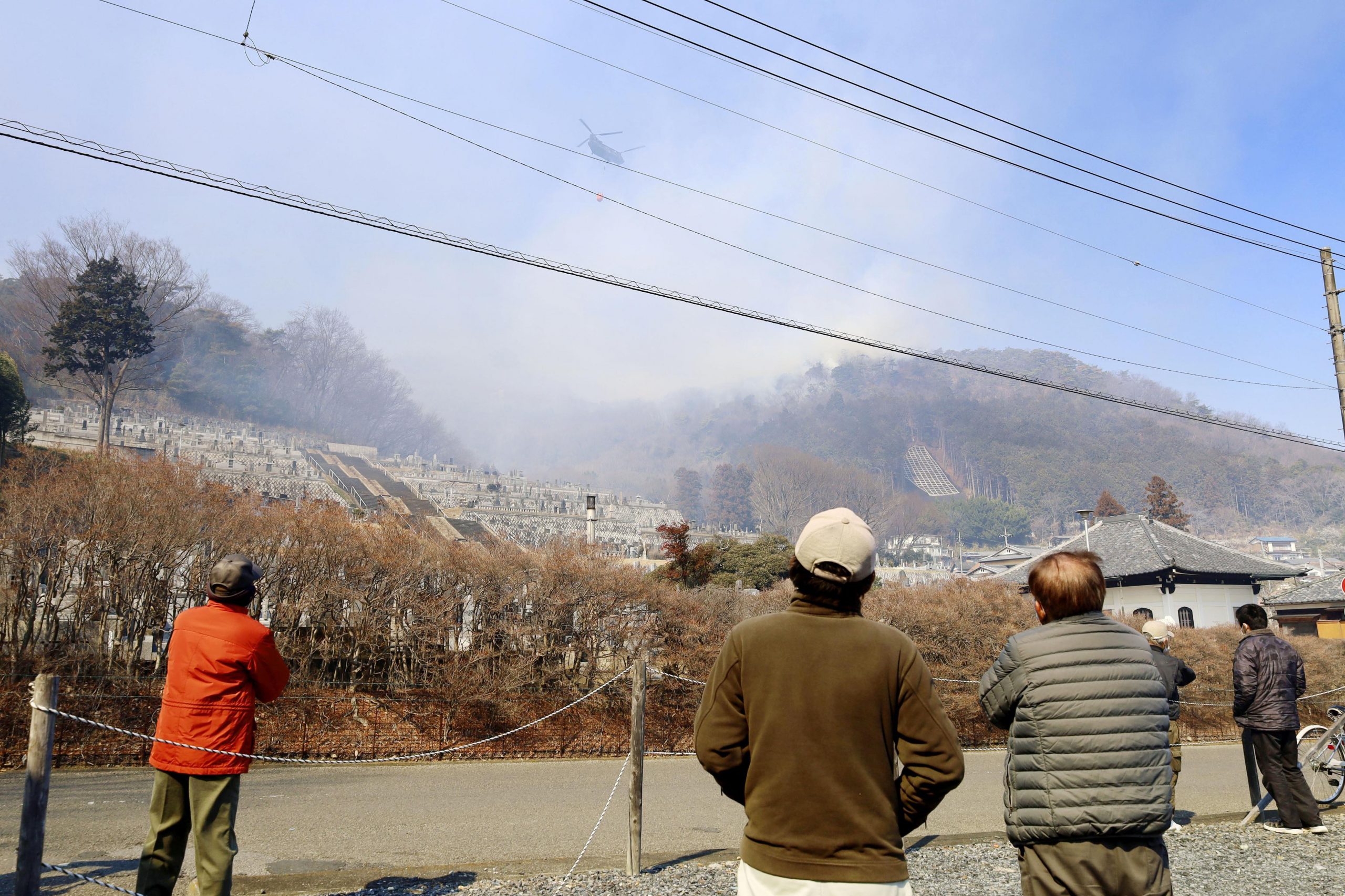 ヘリコプターや消防士が日本の2か所で発生した山火事の消火に奮闘 Arab News