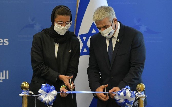 アブダビのイスラエル大使館の開設式でのUAEのノウラ・アル・カービ文化・青年大臣とイスラエルのヤイル・ラピド外相。（AFP通信）
