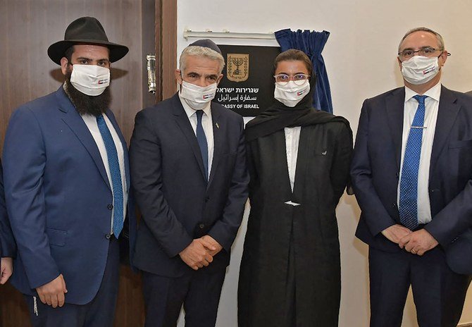 （左から右へ）アブダビのイスラエル大使館の開設式でのラビ・レヴィ・ダックマン氏、イスラエルのヤイル・ラピド外相、UAEのノウラ・アル・カービ文化・青年大臣、イスラエル外務省のエイタン・ナア長官。（AFP通信）