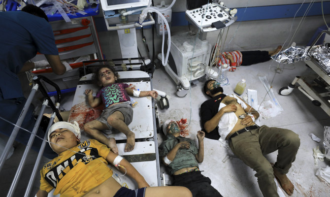 イスラエルによる爆撃で負傷し治療を待つパレスチナ人ら。2023年10月23日（月）、ガザ市のシファ病院。パレスチナ当局はガザ地区最大の病院である同病院にいる人々を退避させることを提案しているが、専門家らは、脆弱な乳児や患者を移送することは、たとえ最良の状況下であっても危険な判断だと警告している。（AP）