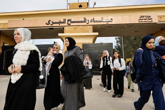 2023年11月22日、ラファ検問所のエジプト側に到着したガザ地区からの脱出者たち。（AFP）