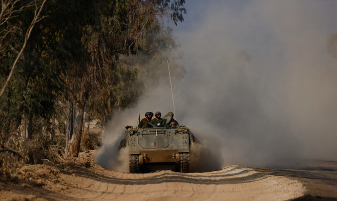 イスラエルとパレスチナのイスラム主義組織ハマスの対立が続く中、ガザ中心部との境で活動するイスラエルの装甲兵員輸送車（APC）。2024年1月1日、イスラエル南部。（ロイター）