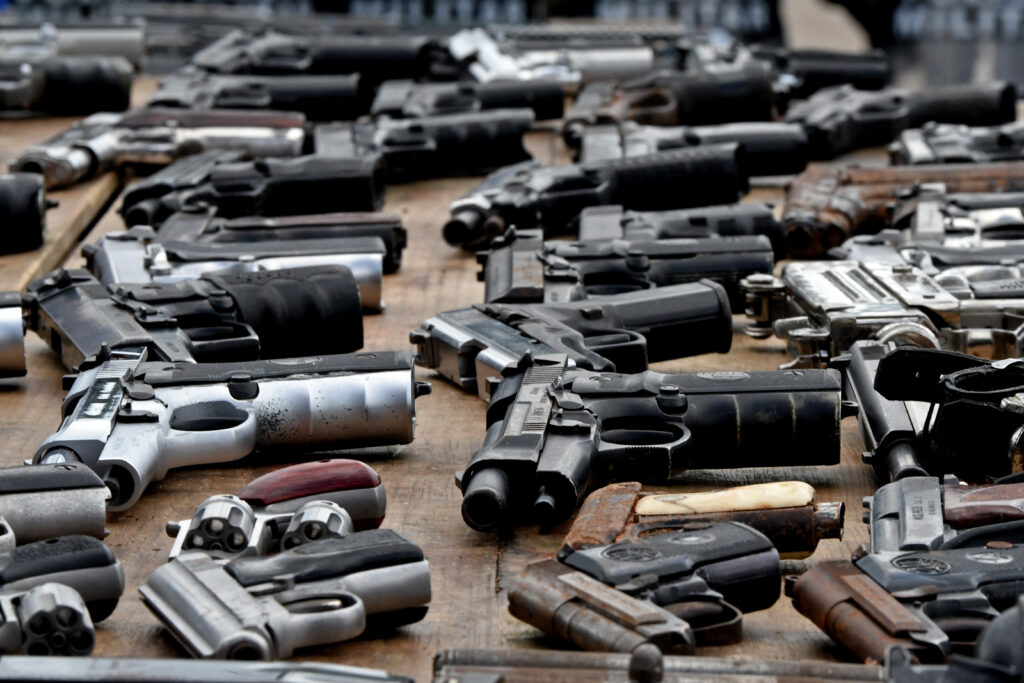 所持罪についても、人の殺傷目的であれば、猟銃や自作銃でも「拳銃等」と同じ罰則を科すことができるよう加重規定を設ける。(AFP)