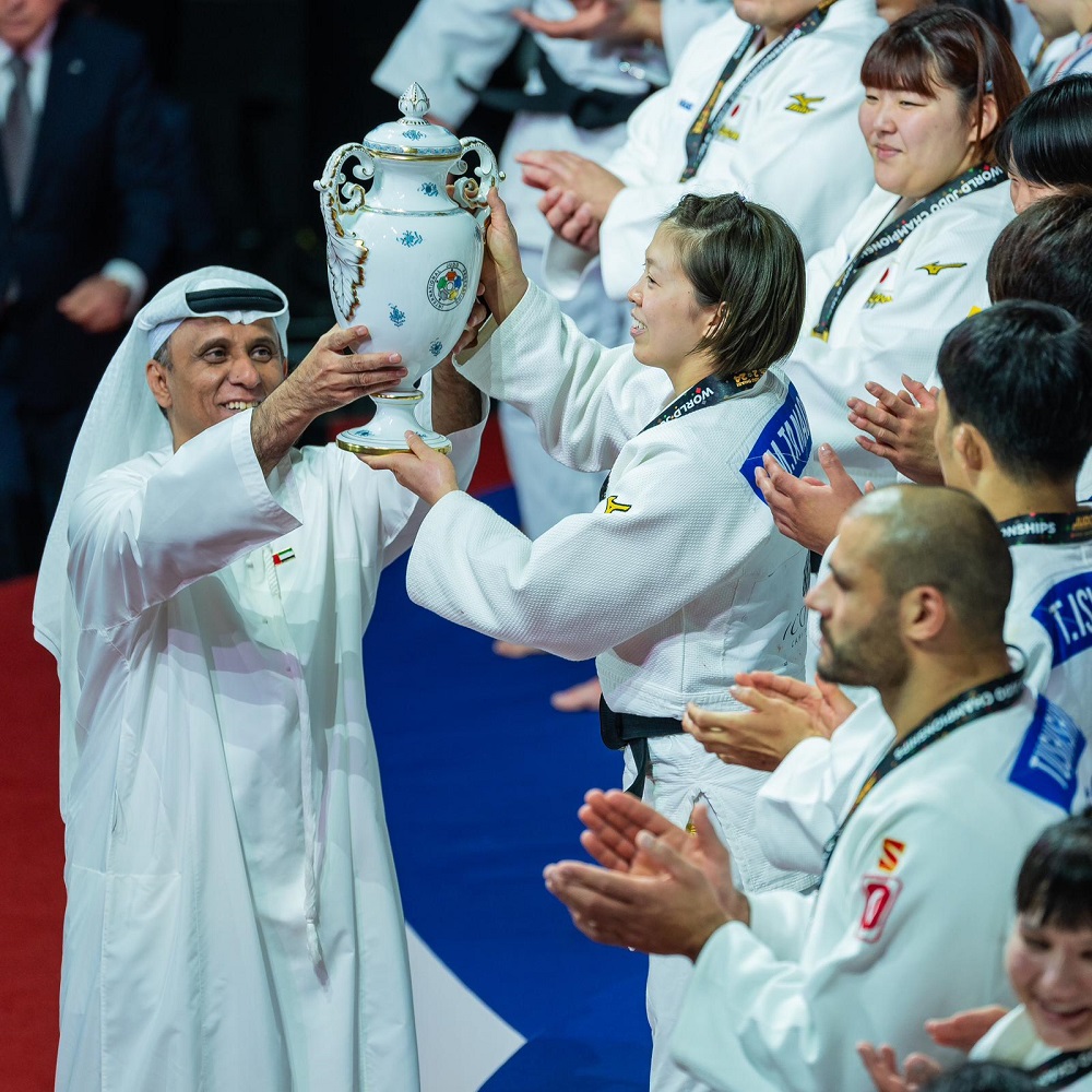 アブダビで開催された第37回柔道世界選手権で、日本は合計10個のメダル（金4、銀2、銅4）を獲得した。