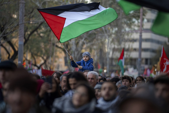 上：2024年1月20日、バルセロナでの抗議デモでデモ隊が行進する中、パレスチナ国旗を振る少年。スペインは5月28日（火）にパレスチナの独立国家を承認する。(AP)