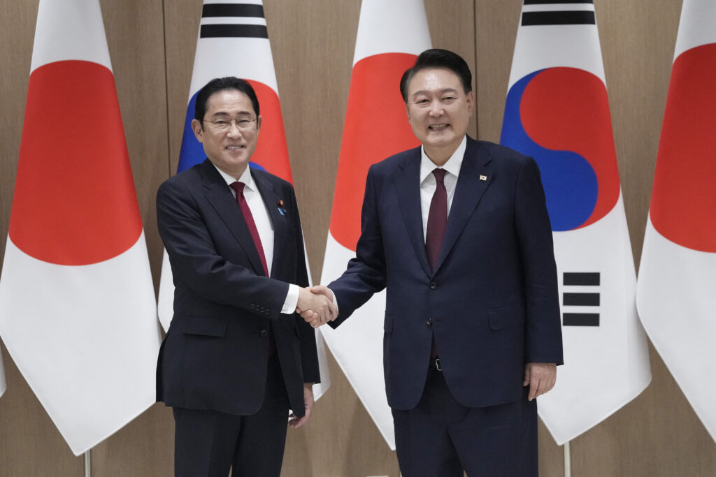 2024年5月26日、ソウルの大統領府で行われた会談で、岸田文雄首相（右）と握手する韓国の尹錫烈大統領。(AFP＝時事）
