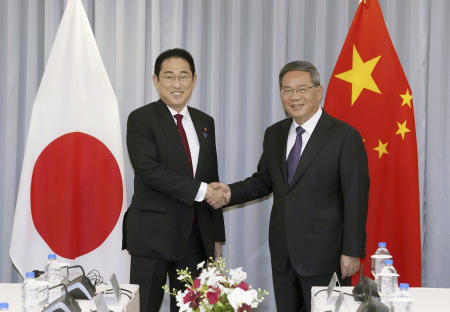 岸田文雄首相（左）は、2024年5月26日（日）、韓国・ソウルで中国の李強首相と会談する前に握手している。（AP通信経由、共同通信）