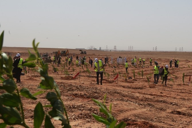 Greener Homeイニシアチブの一環として植樹プロジェクトに参加するリヤド市民。(@Riyadh_Green/File)