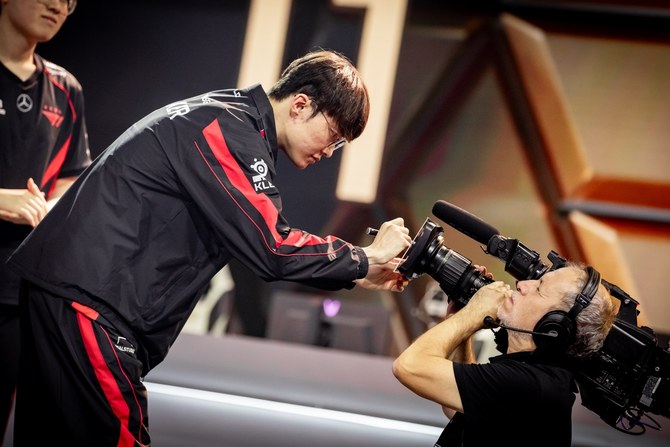 T1のFaker、Eスポーツ・ワールドカップで「ロナウドのような」歓迎を受ける｜ARAB NEWS